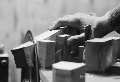 恒信华典文化-企业文化

 
★ 企业核心价值观：
    诚信、务实


★ 【图1】