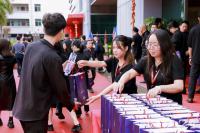 家具企业仁豪家具日志:4月18日，仁豪家居与名雕装饰联合发起的「轻高定觅美之旅」在仁豪深圳总部展厅盛大启幕！500余位顶尖设计师齐聚仁豪，以“沉浸式探馆+深度对话”形式，开启一场关于空间艺术与生活美学的灵感风暴。从天然木皮的温润触感，到智能家居的科技联动，设计师们在三大主题馆中穿梭品鉴，见证轻奢美学与功能主义的极致融合，重新定义高端人居的未来想象。

本次活动特邀仁豪家居首席设计师团队全程导览，深度解析轻高定内核，【图2】