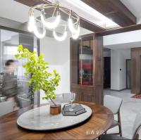 家具企业柏森家居日志:案例分享｜500㎡东方雅墅 现代实木美学，自然与奢华的共生之境

在当代人居美学中，东方意境与现代设计的碰撞总能激发无限可能。这座500㎡的别墅，以全屋实木定制为基底，融合乌金木的金属质感、石材的冷冽与木质的温润，打造出“刚柔并济”的现代雅居。
设计师以简奢别墅的材质混搭，以及新中式宅邸的功能重构为灵感，将空间划分为动静分明的功能场域，让每一寸空间都承载着生活的温度和艺术的张力。【图1】