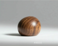 家具企业和砚家居日志:和砚・行璟大床 | 借一方床榻，守护母亲的温馨梦乡

从古老的禅师技艺
到现代的人体工程学设计
床，作为生活艺术载体
东方文化里，它是休憩地
也传承着家的温暖与传承
儿时母亲床边的歌谣，是心底的暖光

和现行璟大床
融合东方底蕴与现代简约美学
为您带来极致睡眠体验

精选赛鞋木豆材质
其长于天地，历经风雨
色泽深沉温暖，纹理细腻独特
质地坚硬稳定，质朴耐用

结【图2】