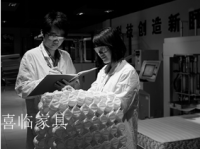家具企业喜临门历程:喜临门家具的发展历程是从1984年到至今现在。

1984年，喜临门董事长陈阿裕先生白手起家创业

1996年，成功研制出喜临门首张超声波袋装弹簧床垫

2000年，喜临门首条全自动床垫生产流水线投产使用

2002年，喜临门成为家具行业巨头瑞典宜家亚太地区重要的床垫、床托供应商

2008年，喜临门获得高新技术企业认证【图1】