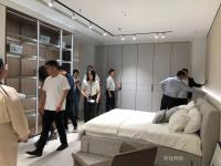 家具企业美廷理创日志:美廷新资讯｜居然之家领导莅临美廷理创，共探家居未来新方向

3月14日，居然之家副总裁、西南战区总经理刘飞先生一行莅临深圳美廷理创家居集团有限公司总部，深度参观旗下各大品牌展厅，与集团高层展开行业趋势探讨，共话家居消费升级与创新发展新路径。此次参观不仅展现了美廷理创在家居领域的多元布局与深厚实力，更通过原创设计与国际品牌的融合，为行业发展注入新灵感。

1、引意高级整装定制展厅

3月【图0】