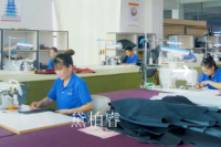 家具企业黛柏睿历程:黛柏睿家具制造有限公司的发展历程

广州黛柏睿家具制造有限公司（DEBRAH）成立于1996年，经过近30年的发展，已成为一家集研发、生产、销售于一体的国际化高端家具企业。以下是其关键发展历程：

1. 初创与品牌奠基（1996-2003）

1996年：DEBRAH女士创立工坊，专注于原创家具设计，首款C153功能茶几畅销欧洲，奠定品牌国际化基础。

1999年：与世界金属家具设【图1】