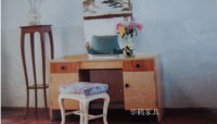 家具企业华鹤家具历程:发展历程领潮同行
创下家居行业诸多首位

1956年
在“公私合营”大潮中成立齐齐哈尔木器家具厂，是新中国成立较早的木器家具厂之一；

1984年
从日本引进国内板木家具生产线，将先进的现代家具理念和制造技术引入中国。

1988年
在国内率先推出“板式拆装组合家具”，在天津劝业场和中华百货售品所上市引起巨大轰动。

1992年
将板式家具“平面直线、易于拆装”的特点与实【图1】