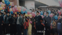 家具企业华鹤家具历程:发展历程领潮同行
创下家居行业诸多首位

1956年
在“公私合营”大潮中成立齐齐哈尔木器家具厂，是新中国成立较早的木器家具厂之一；

1984年
从日本引进国内板木家具生产线，将先进的现代家具理念和制造技术引入中国。

1988年
在国内率先推出“板式拆装组合家具”，在天津劝业场和中华百货售品所上市引起巨大轰动。

1992年
将板式家具“平面直线、易于拆装”的特点与实【图2】