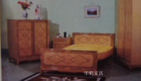 家具企业华鹤家具历程:发展历程领潮同行
创下家居行业诸多首位

1956年
在“公私合营”大潮中成立齐齐哈尔木器家具厂，是新中国成立较早的木器家具厂之一；

1984年
从日本引进国内板木家具生产线，将先进的现代家具理念和制造技术引入中国。

1988年
在国内率先推出“板式拆装组合家具”，在天津劝业场和中华百货售品所上市引起巨大轰动。

1992年
将板式家具“平面直线、易于拆装”的特点与实【图3】