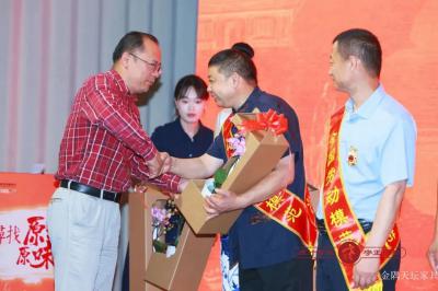 金隅天坛家具日志-2025“寻找原汁原味老字号”系列活动在金隅龙顺成文化创意产业园盛大启幕

【图6】