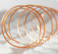 家具企业朗乐福日志:考究原料，是成就奢侈品的重要因素

1、德国Ti+钛合金超微弹簧
①航天级材料：用于航天制造的钛合金，属于军工专用级别。使用原铁矿石冶炼，不使用二次回收钢材，没有杂质，德国军工级别精钢工艺，被誉为弹簧中的奢侈品。
②严格的检测标准：国内的轻工业行业抗压次数标准只有8万次，而德国进口钛合，金弹簧按压测试标准为27万次，经久耐用，长久无惧塌陷。
③权威认证：获得欧洲最高品质LGA及TUV认证【图0】