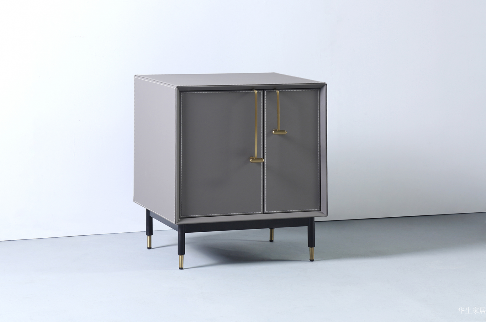 华生家居客卧家具产品《超纤皮五金床头柜》