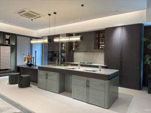 中至信厨卫家具产品《深褐浅灰岛台轻奢橱柜》议价