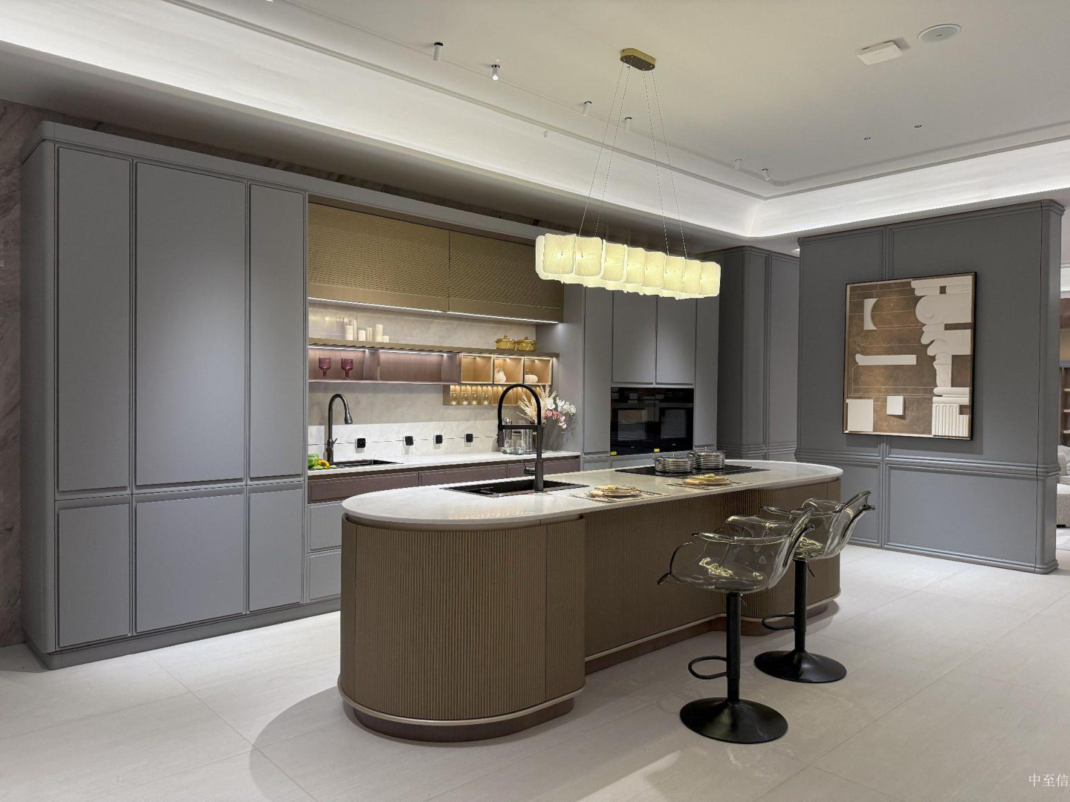 中至信厨卫家具产品《灰褐嵌灯岛台橱柜》