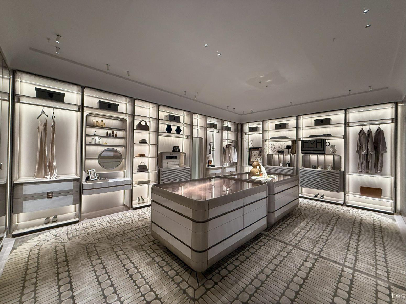 中至信客卧家具产品《银白双中岛精致衣帽间》