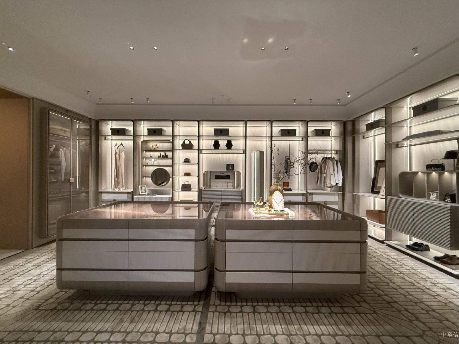 中至信客卧家具产品《银白双中岛精致衣帽间》【图1】
