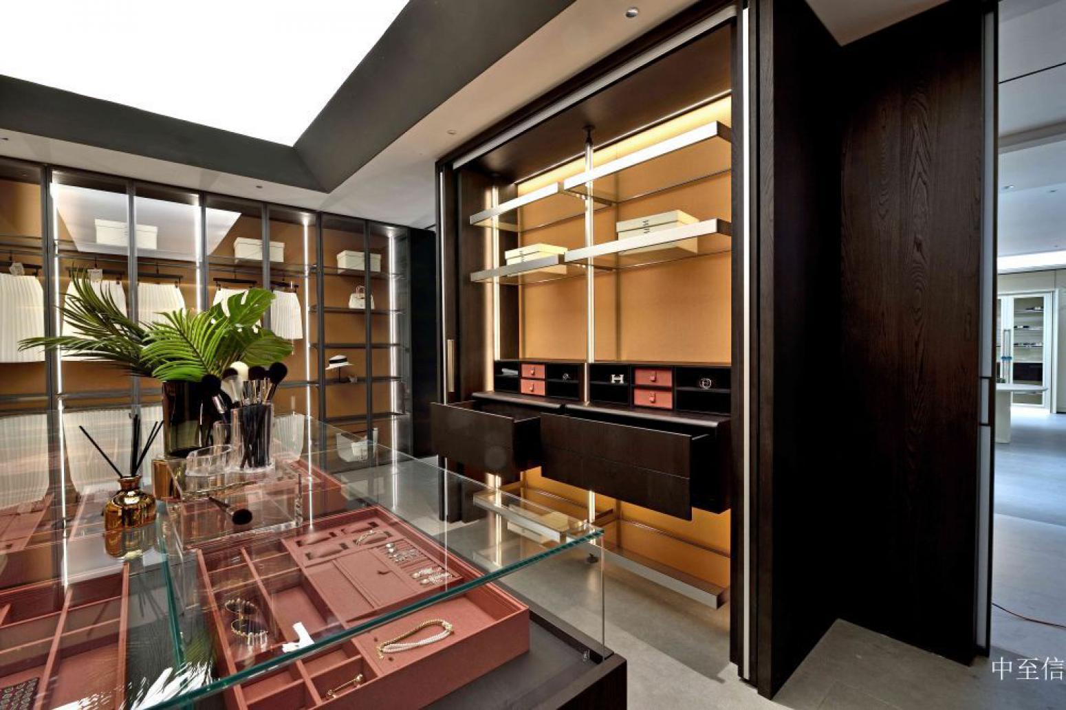 中至信客卧家具产品《暖棕玻璃台高端衣帽间》【图1】