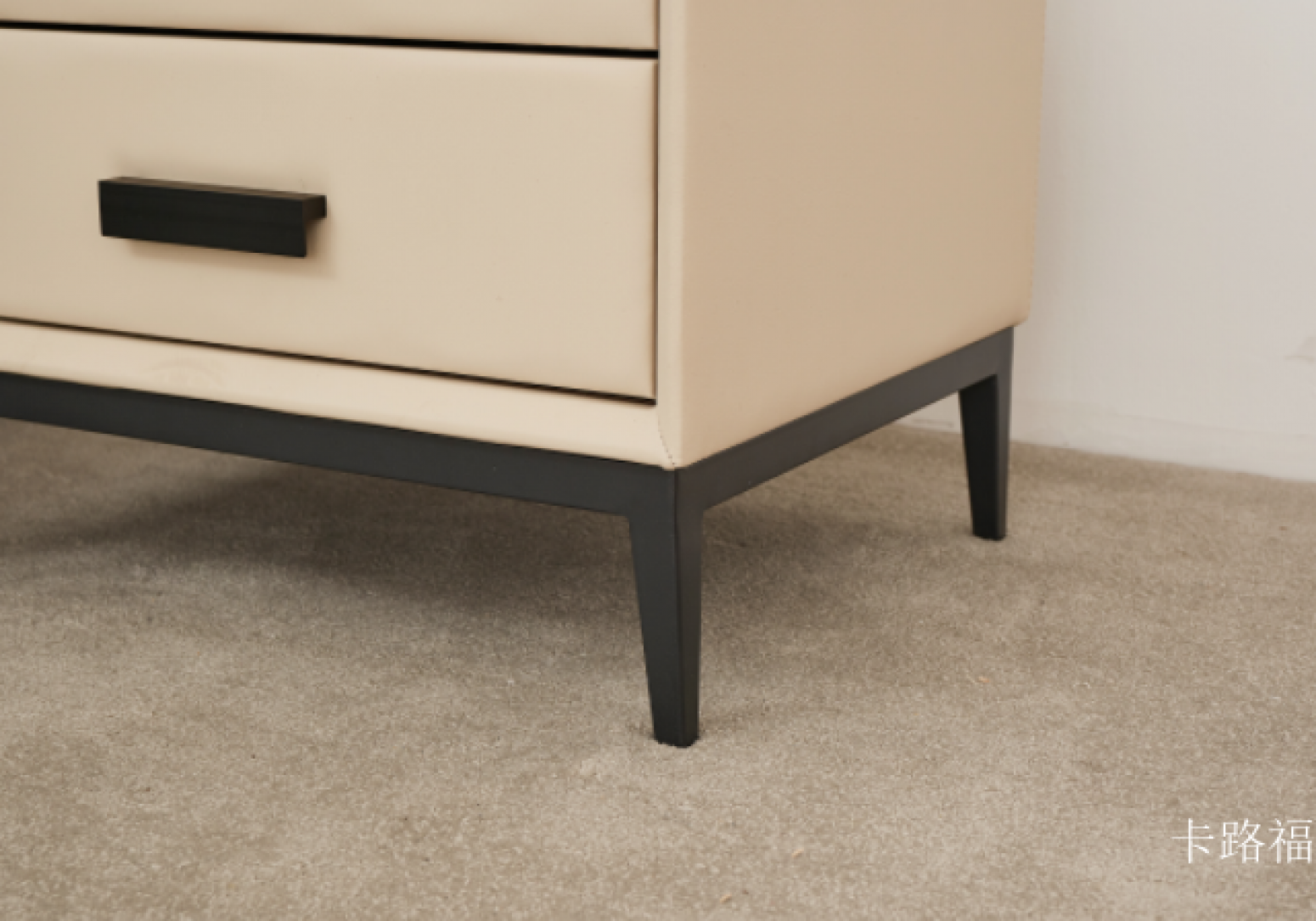 卡路福客卧家具产品《驼色简奢床头柜》【图1】