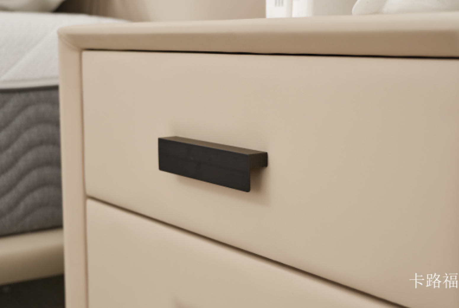 卡路福客卧家具产品《驼色简奢床头柜》【图2】