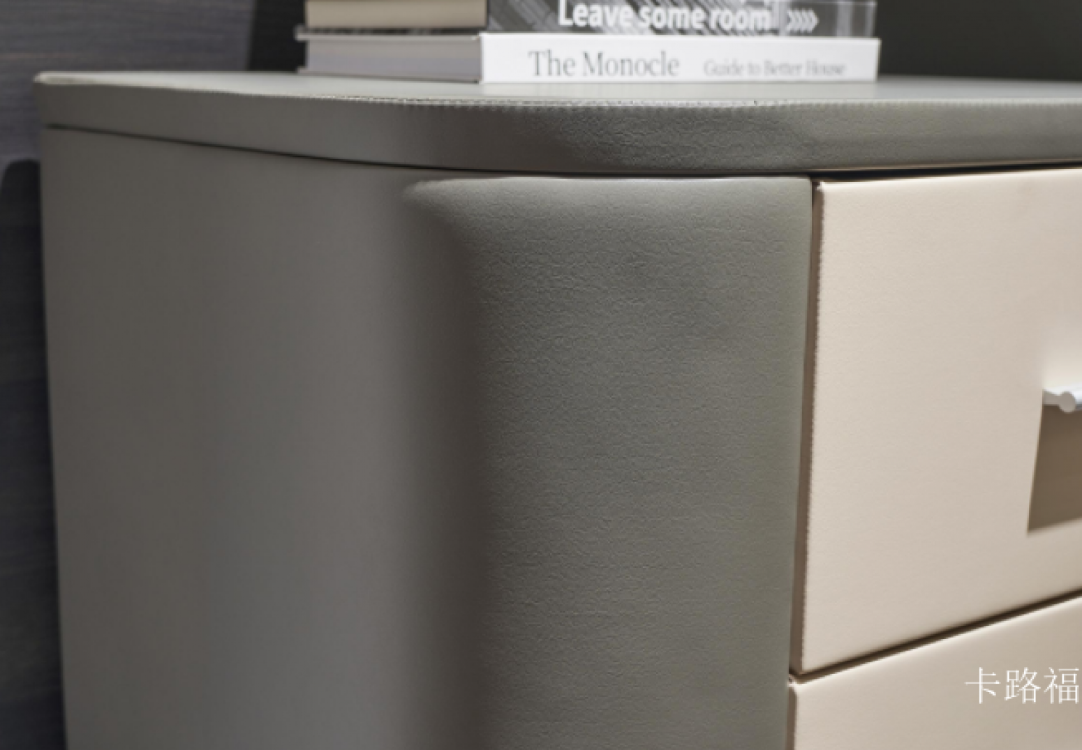 卡路福客卧家具产品《灰米拼色轻奢床头柜》【图2】